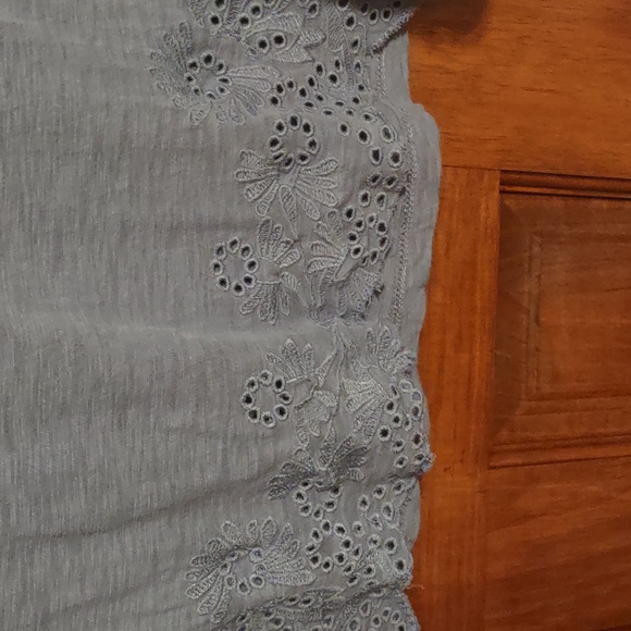 Women's sleeveless blouse in EUC - Picture 2 of 4